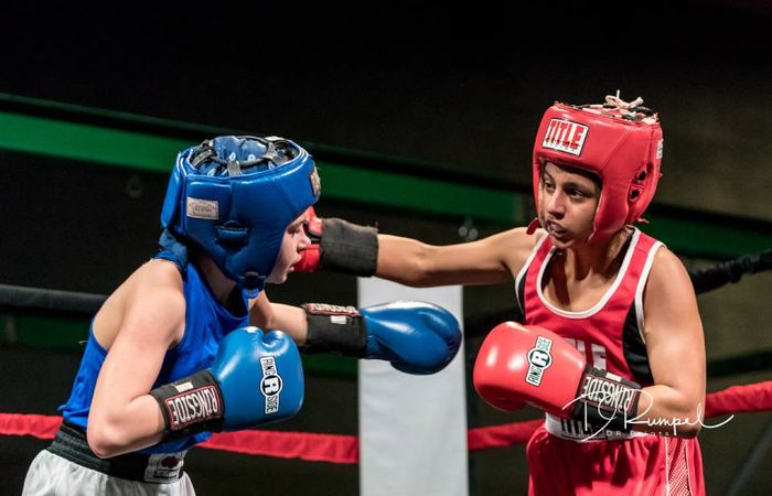 People boxing